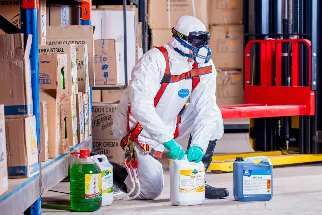 Trabajador con elementos de protección en un entorno industrial